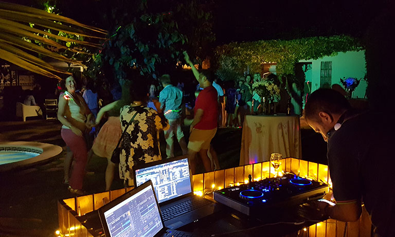 AMIGOS ÍNTIMOS DJ E ILUMINACIÓN