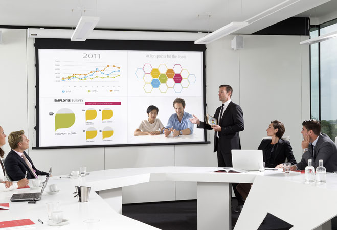 CÓMO SACAR MÁS DE TU EMPRESA  CON PANTALLAS Y PROYECTORES